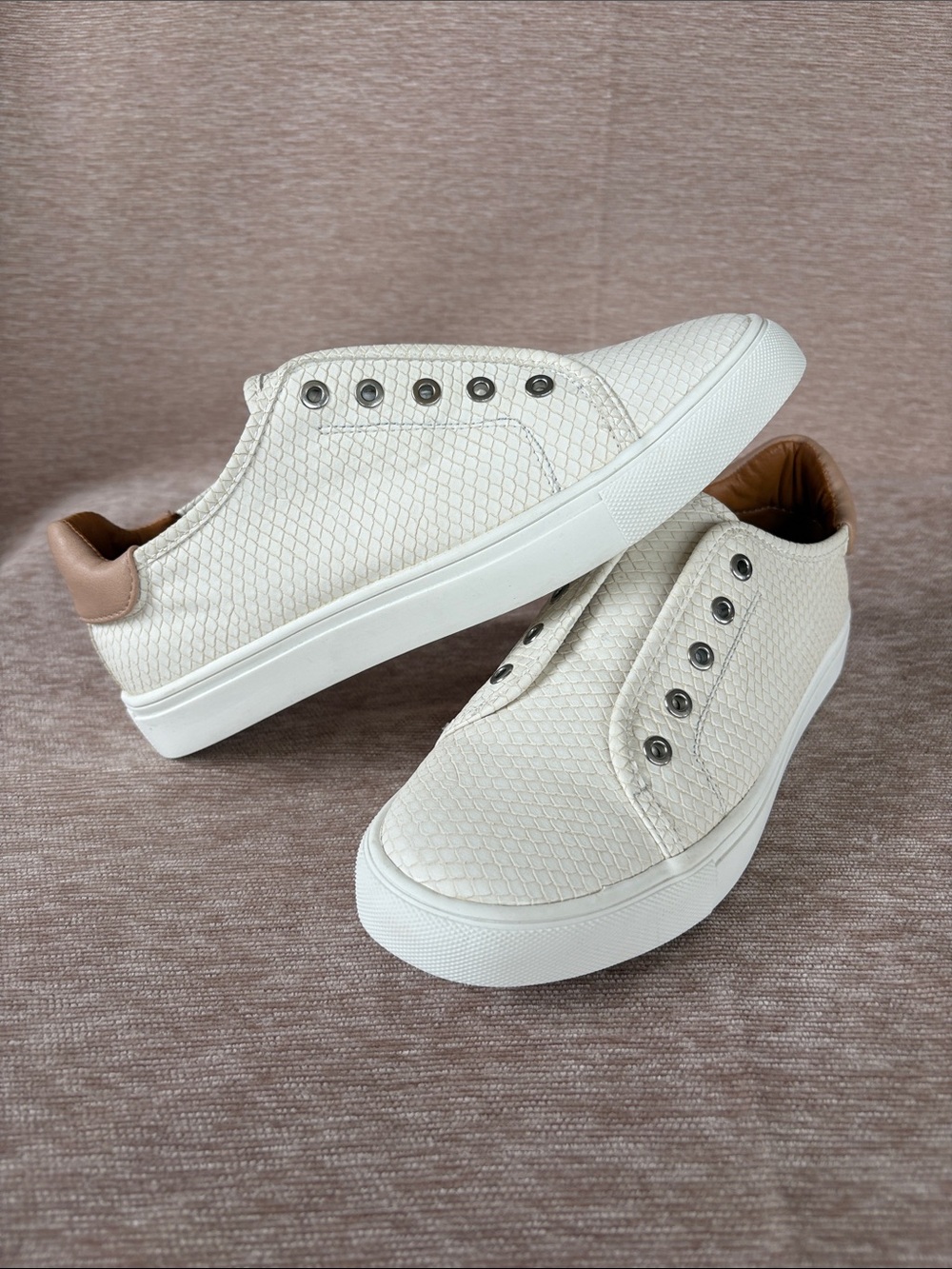 DV by Dolce Vita Cream Slip-On Snakeskin Sneakers Tan Heel Accent - Size  W 7.5